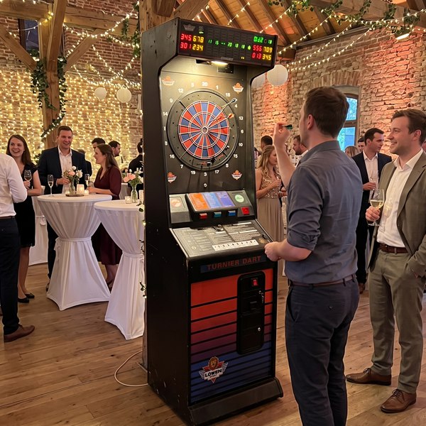 Gäste spielen am elektronischen Löwen Turnier Dart HB8 Dartautomaten auf einer Feier